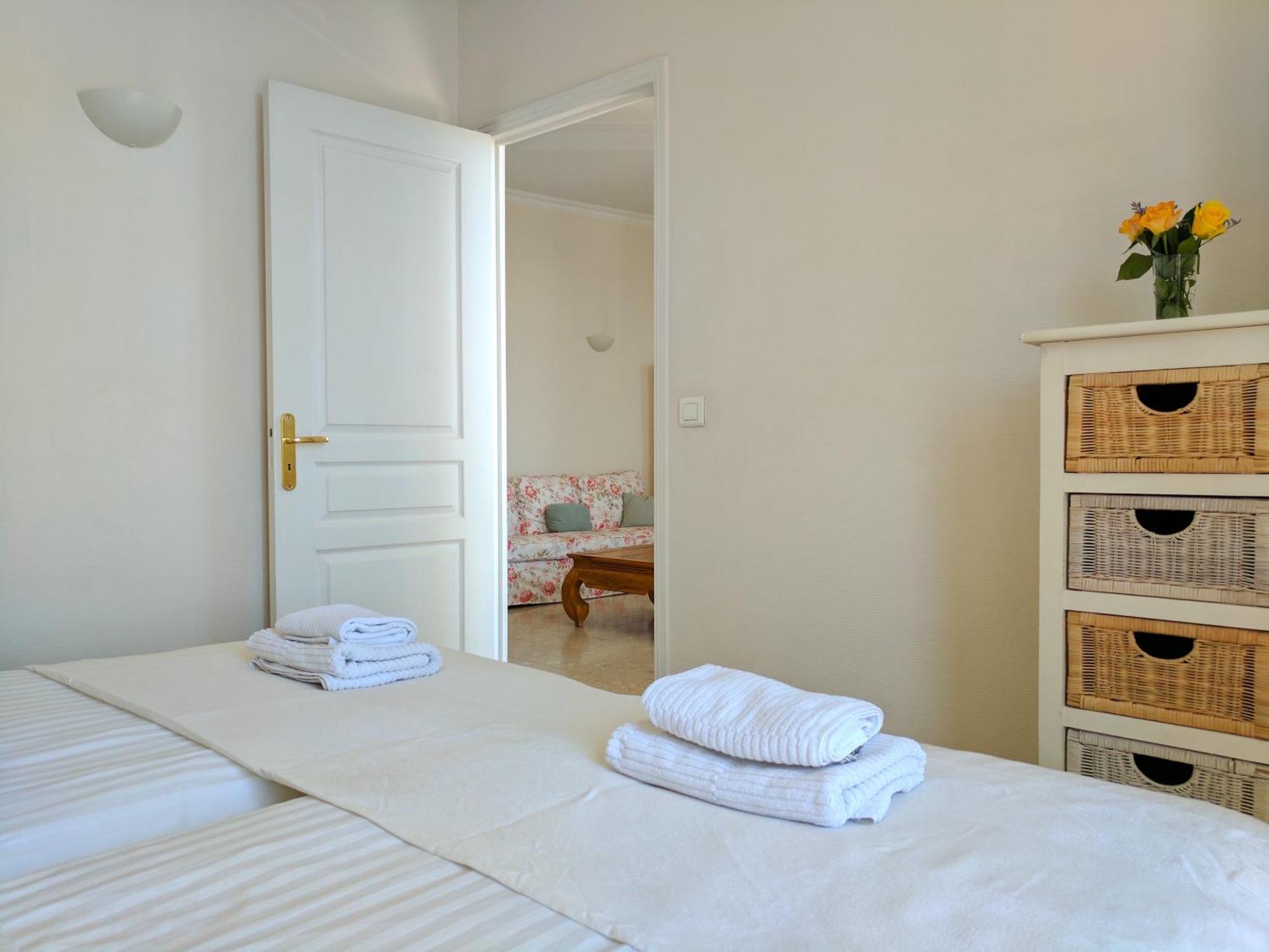 Citilet Louis Blanc 1,2,3 - Three Gorgeous, Open-plan Apartamento